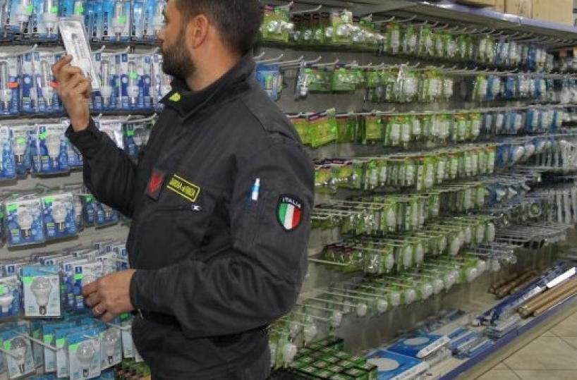 Bari, Antimafia sulle rotte dei cinesia Napoli due maxi centrali di merciSequestrati 1,7 milioni di articoli