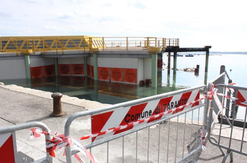 Taranto, parte la procedura per la rimozione del mercato ittico galleggiante 14 anni dopo l'affondamento