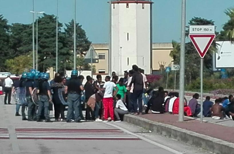 Bari, no i migranti a Libertà: Perché avviene tutto questo?
