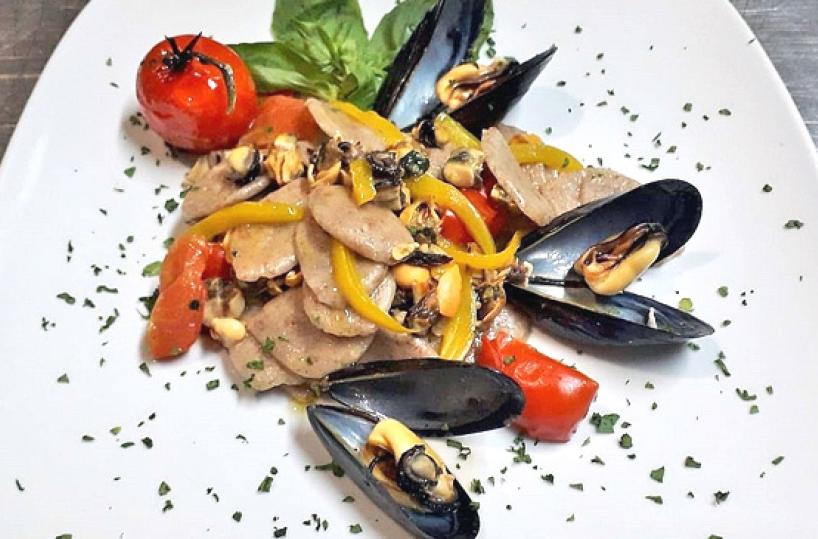 Ricette Puglia - Strascinate integrali con cozze tarantine, pomodori, peperoni croccanti e basilico - A cura dello chef Angelo Gabriele Falerio