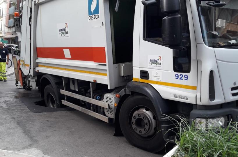 Bari, cede asfalto dopo i lavoriautomezzo bloccato, traffico in tilt