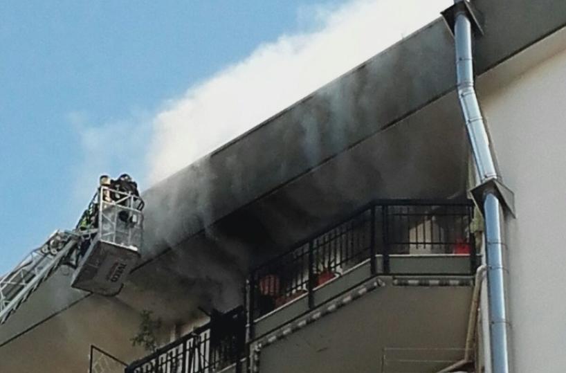 Bari, incendio in appartamento:in salvo una donna sul balcone