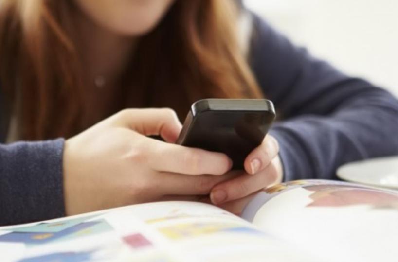 Lecce, condivide selfie 13ennenuda: denunciato un liceale