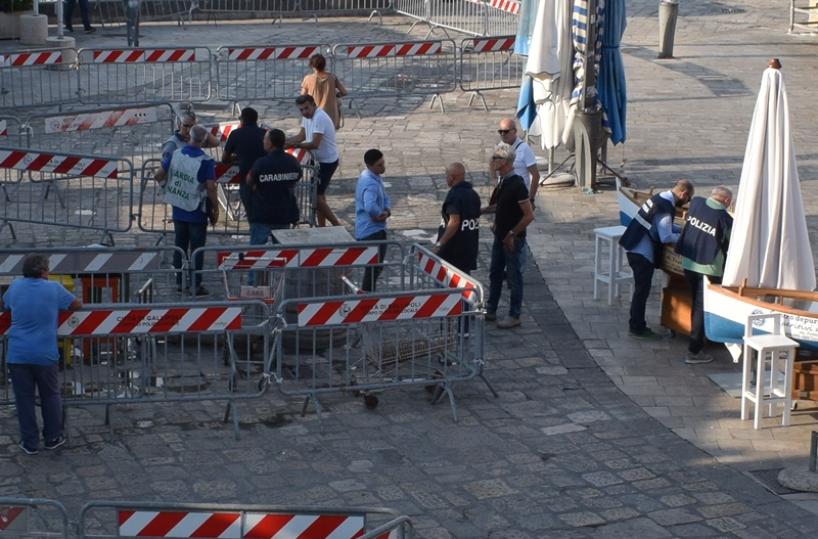 Gallipoli, tavolino selvaggio: sigilliall'area delle pescherie-ristorante
