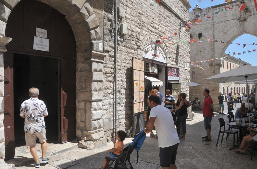 L'appello di Decaro: «Bari vecchia non può tornare all’epoca di “scippolandia”»