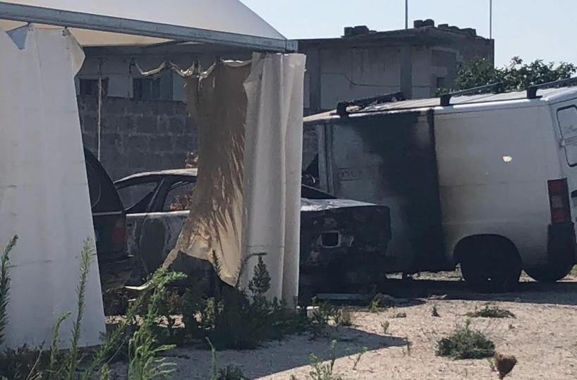 Lecce, a fuoco carro funebree altri due mezzi: avvertimento?