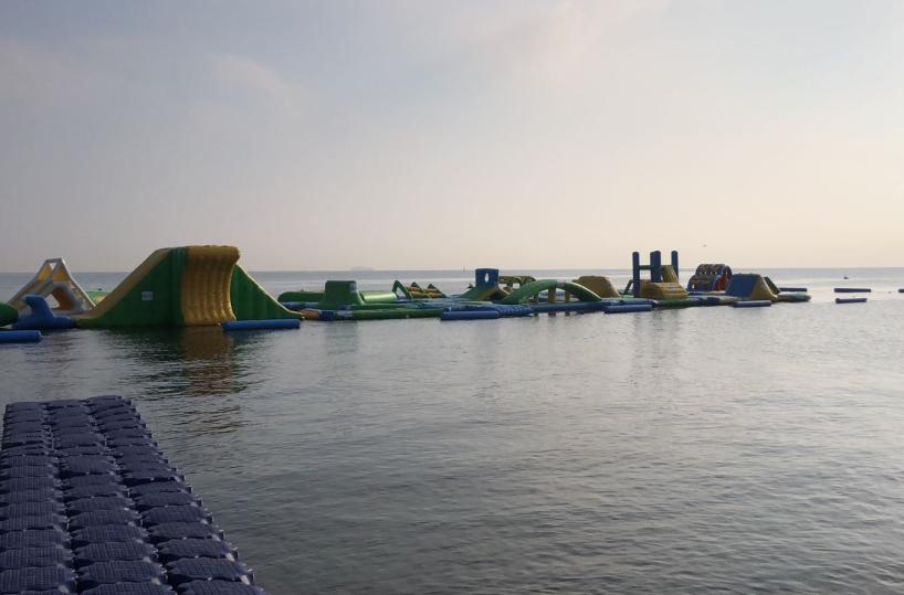 Bari, il parco acquatico sul lungomare: un arcipelago di gonfiabili