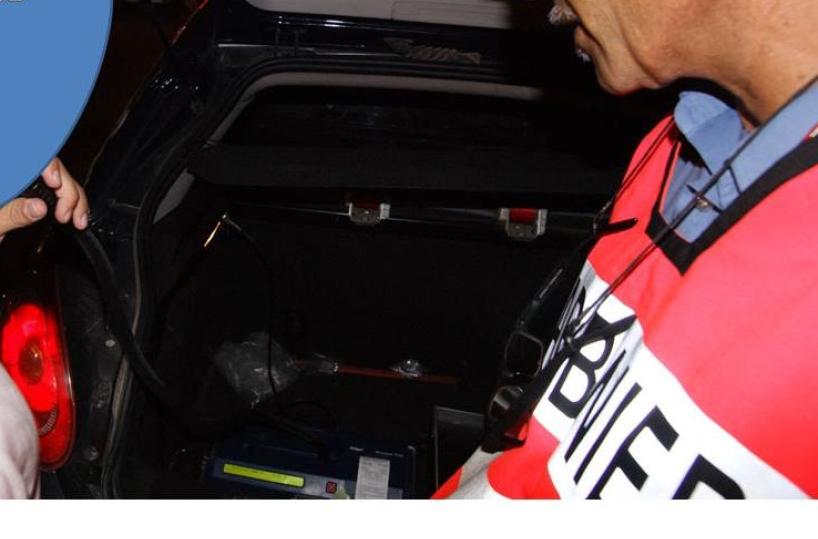 San Donaci, ubriaco e drogato, si schianta con l'auto contro un negozio