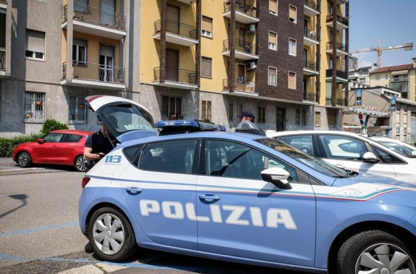 Bari, becca i ladri in casa e li fa fuggire: la polizia ne arresta uno