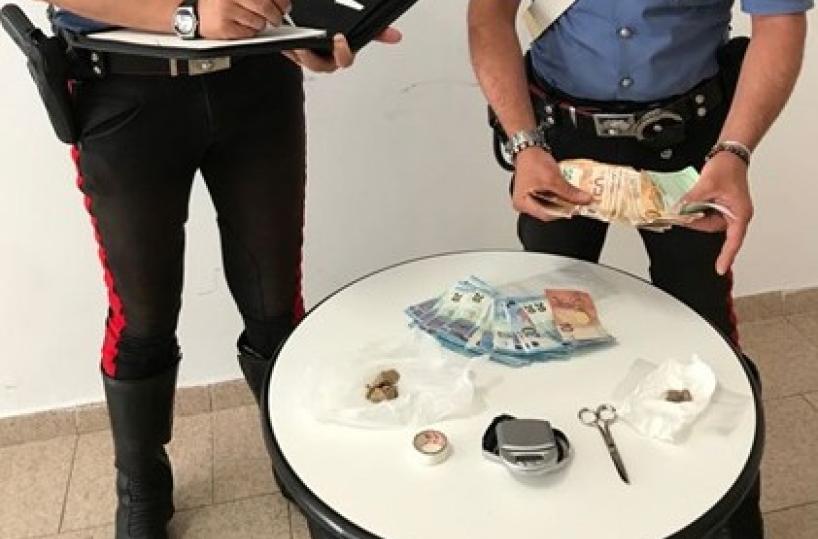 Bari, nonna eroina: a 80 anni spaccia col figlio e aggredisce i Cc