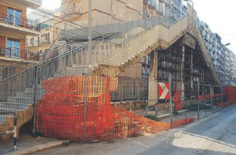 Ponte pedonale abbandonato tra Japigia e MadonnellaAssessore Galasso: «Lavori dovrebbero partire a settembre»
