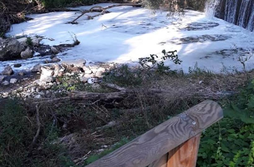 Una schiuma bianca nel Basento: forse detersivi