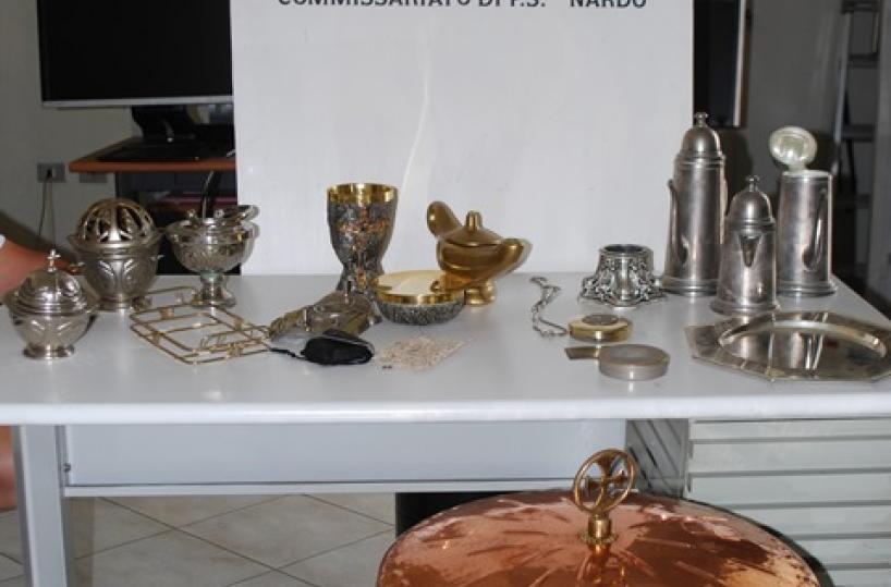 Ruba dalla chiesa oggetti sacri e un fonte battesimale: denunciato