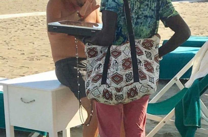 Vu cumprà in spiaggia