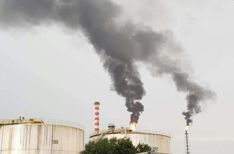 Taranto, fiamme da torce Eni«Blocco a causa di temporale»