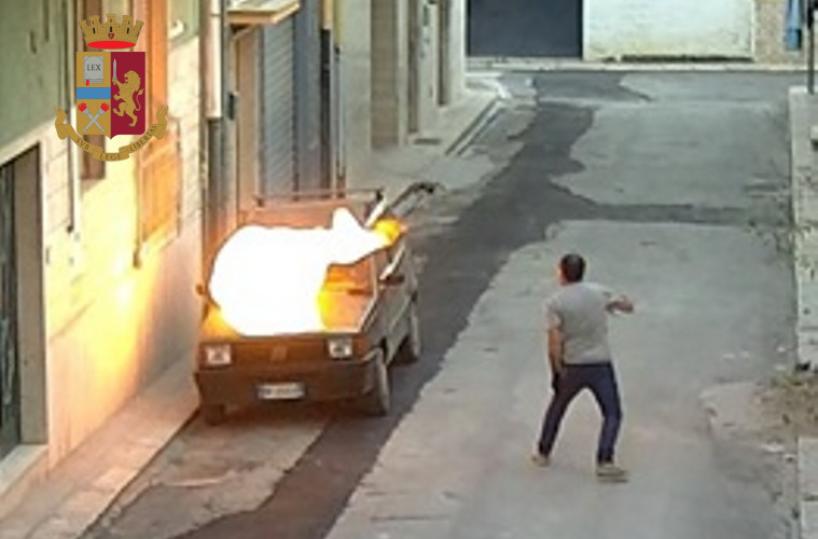 Canosa, prima ruba un'auto e poi le dà fuoco: arrestato 48enne