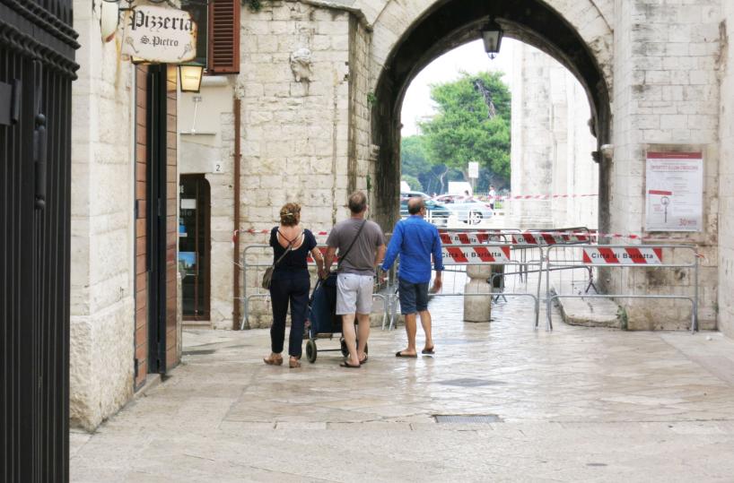 Barletta, cadono i calcinacci sotto il campanile della cattedrale