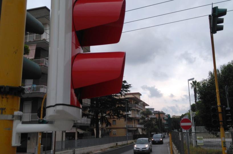 Nuovi semafori in alluminio in città: ce n'è anche uno biancorosso