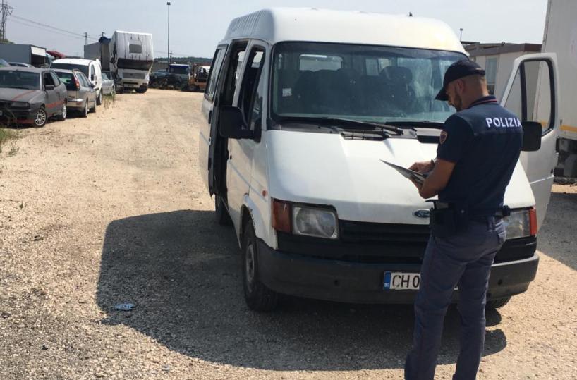 Caporalato, fermato da Poliziafurgone a Cerignola con 8 stranieri