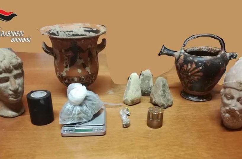 Droga negli slip e a casa repertiarcheologici: arrestato e liberato