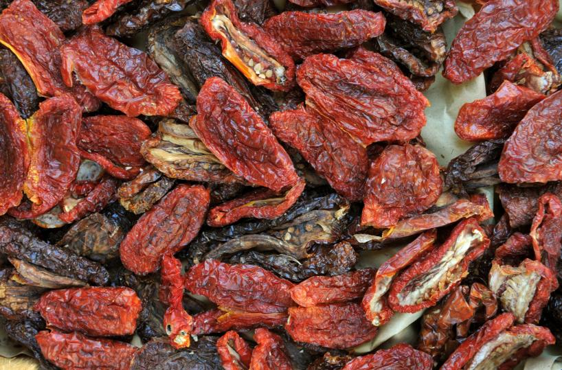Puglia, il  pomodoro diventa secco tra sole, sale e vento caldo 