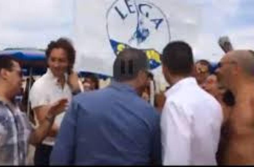 Migranti, bagnanti contestano leghisti. Emiliano: orgoglioso