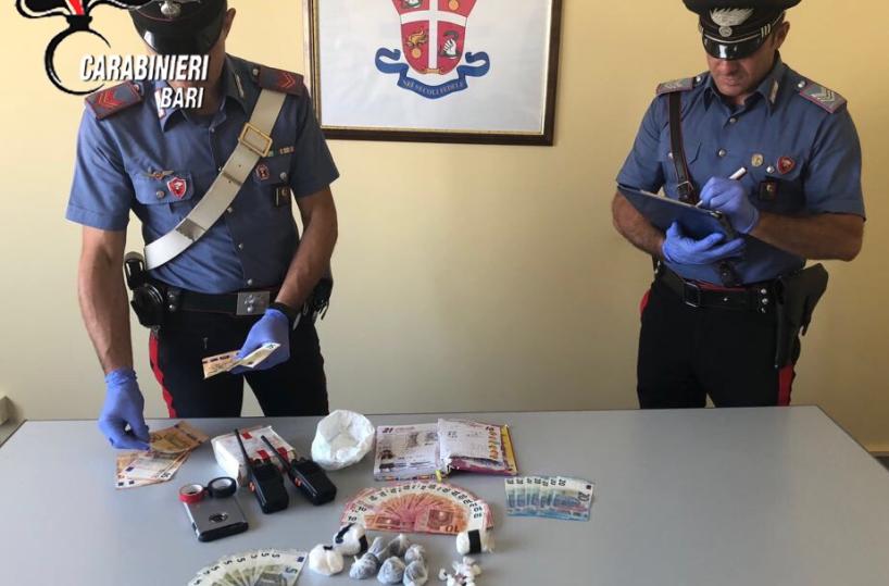 Per sfuggire ai carabinieri si lancia dal balcone: fermato pusher 21enne