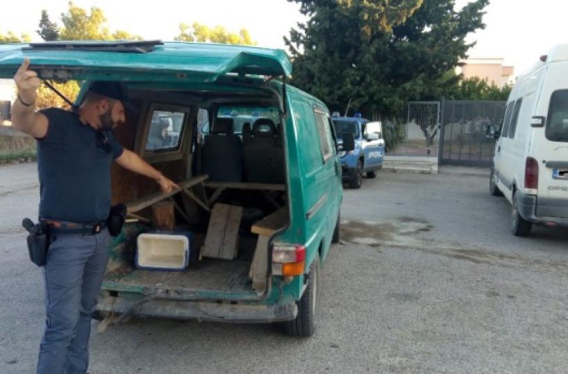 Caporalato, sequestrati furgoni, 15 braccianti fuggono nei campi