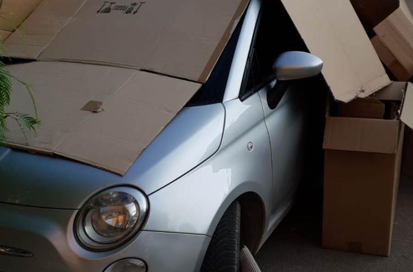 Auto del consigliere sommersa dai cartoni: 8 mesi fa fu incendiata