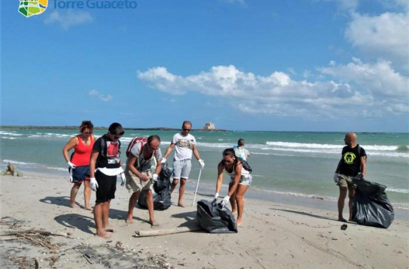 Torre Guaceto, cittadini si organizzano e vanno a pulire la spiaggia