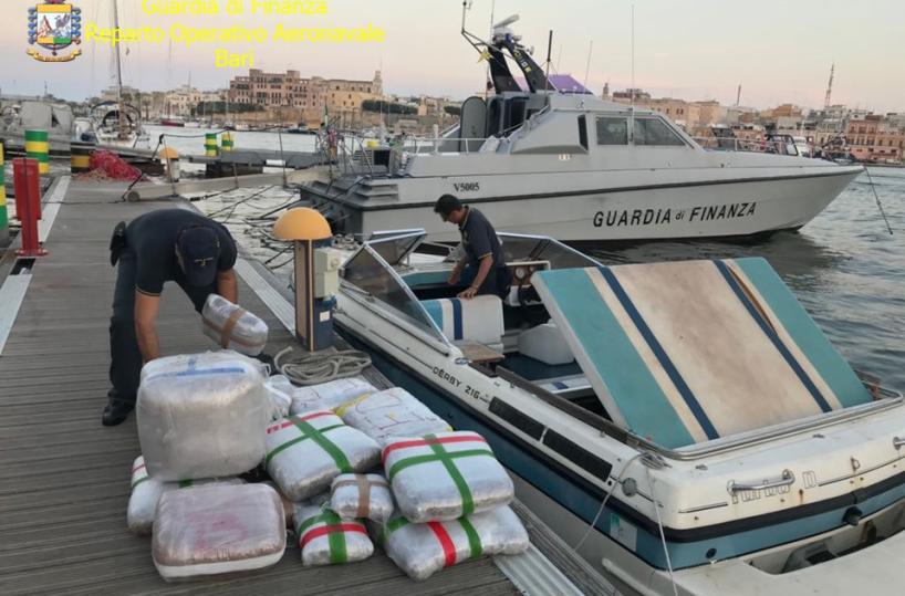 Portavano 550 chili di marijuana dall'Albania, arrestati due scafisti dopo inseguimento in mare