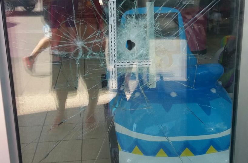 Sparano contro supermarket ma il vetro non si sbriciola: rapina fallita nel Leccese