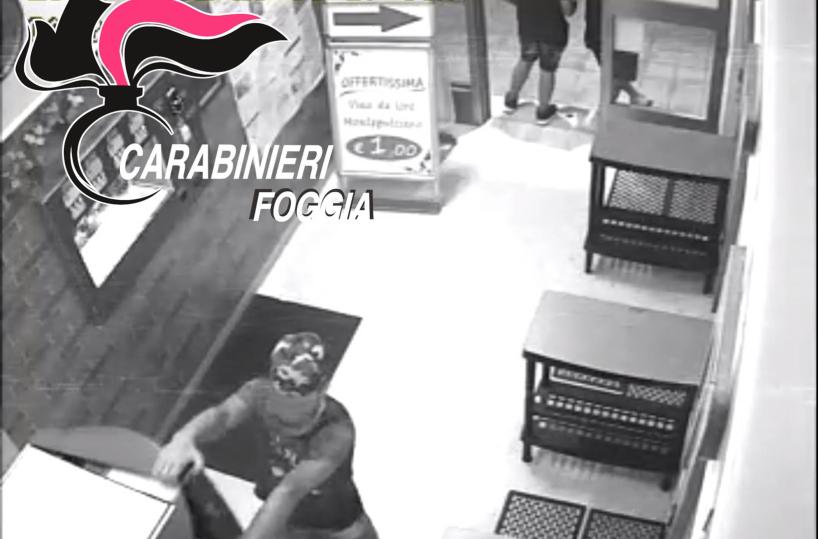 Rubano monete da un distributore di merendine: arrestati