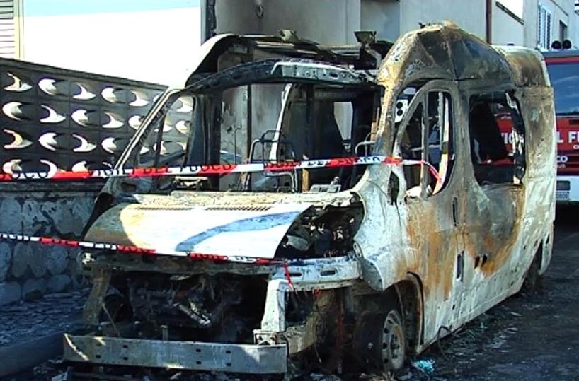 Si incendia ambulanza, esplodono bombole ossigeno: paura nel Leccese