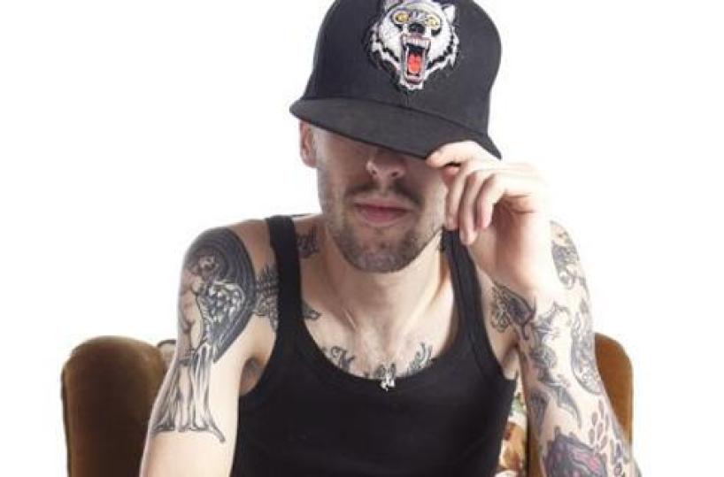 Rapper schiaffeggia fan nel tarantino, video virale