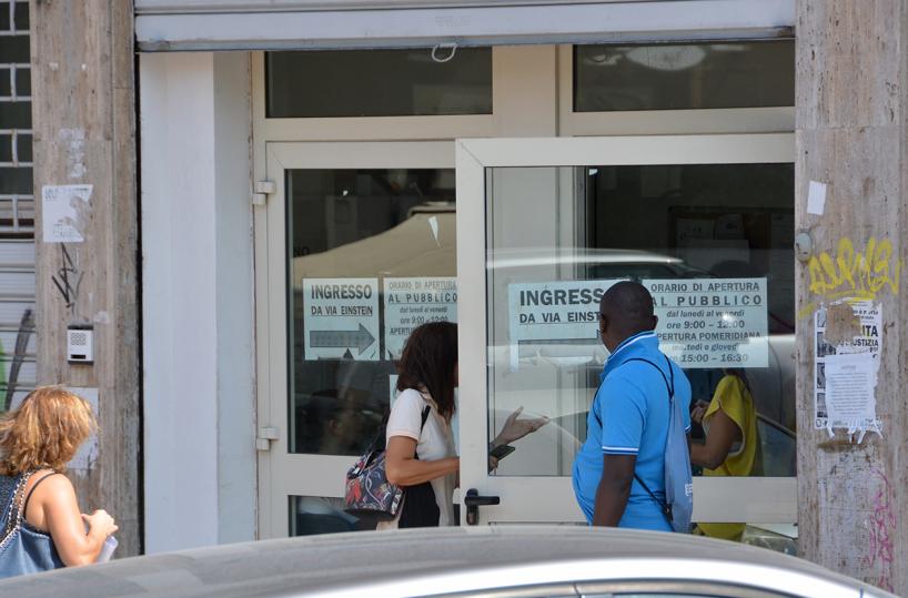 Bari, centro per l'impiego sovraffollato: «Gente viene per certificati inutili»