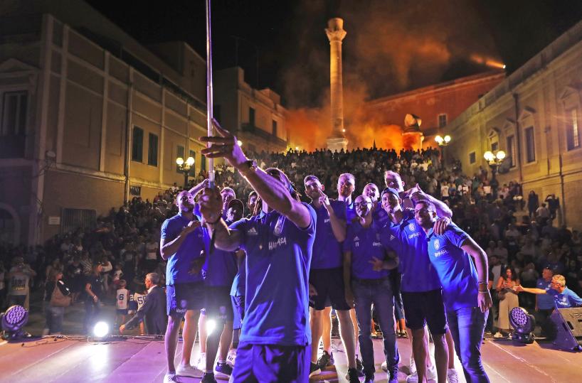 Brindisi, l'abbraccio della cittàai «giganti» della squadra del cuore