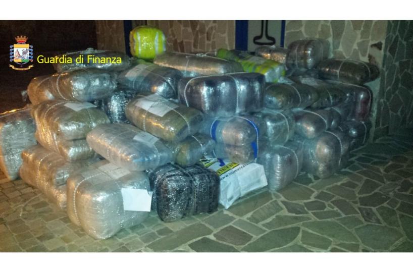 Lesina, sequestrate 1,7 tonnellatedi marijuana: arrestati 2 scafisti