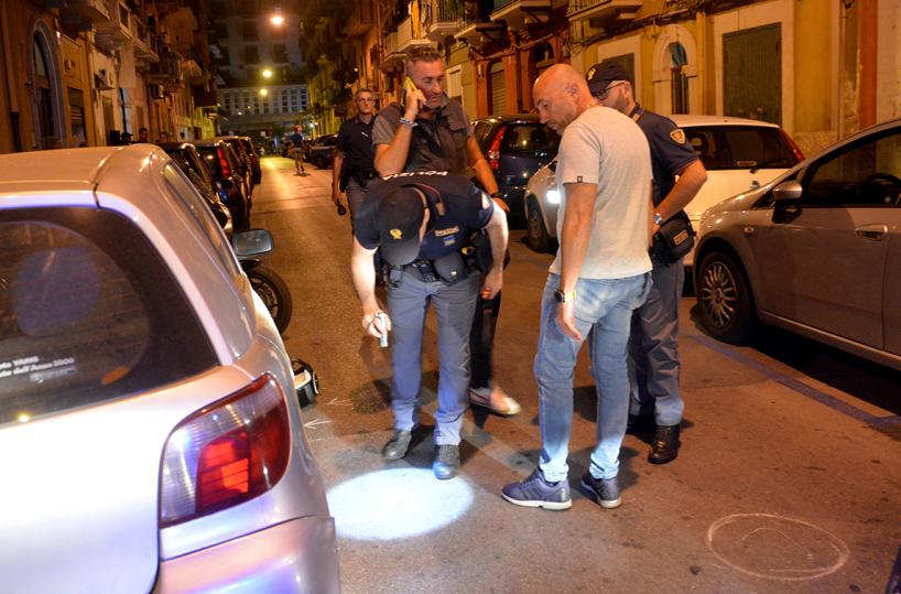 Bari, agguato al rione Madonnellaspari tra la gente: un giovane a terra