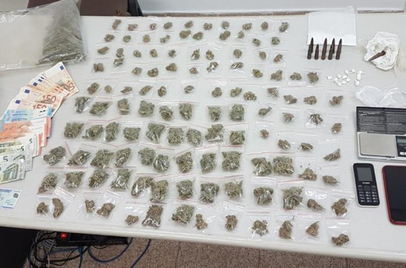 Oltre cento bustine di marijuana e armi illegali, tre arresti a Bari Vecchia