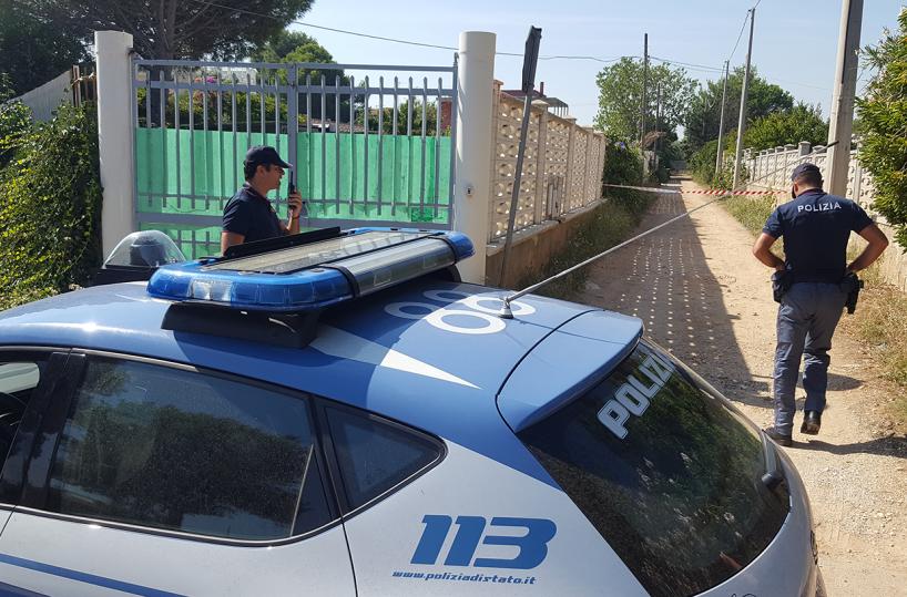 Bari, becca i ladri in casa e li fa fuggire: la polizia ne arresta uno