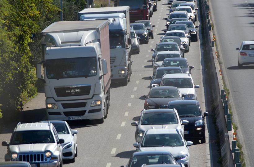 Bari, scontro sulla SS16: traffico in tilt, auto in coda da Poggiofranco