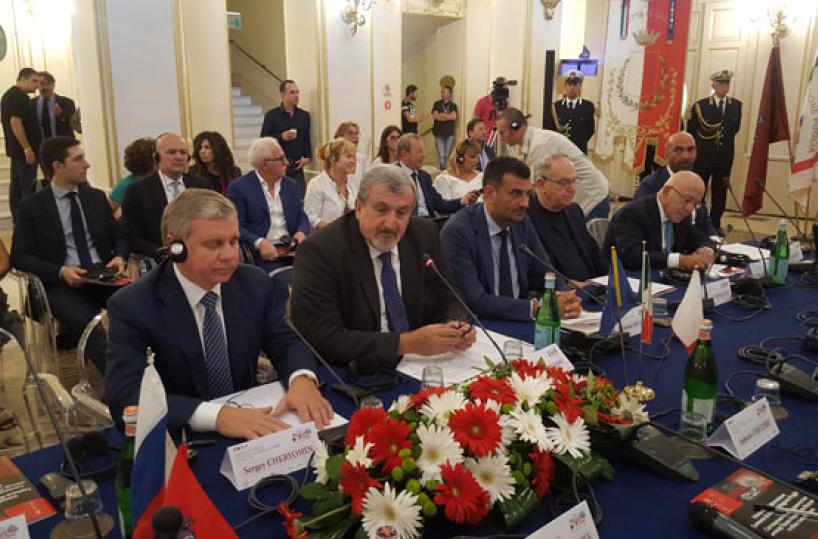 Nel foyer del Petruzzelli il tavolo del vertice bilaterale tra la Puglia e Mosca