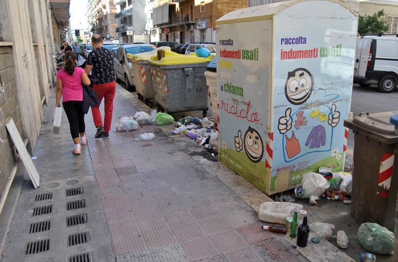 Bidoni pieni e sporcizia, perché a Bari nessuno pulisce?