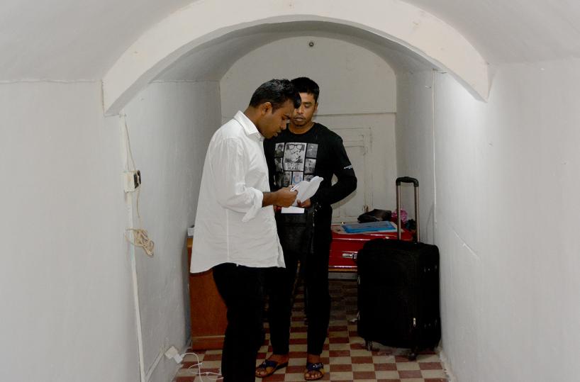 Bari, migranti nei tuguri al LibertàDecaro: «Senza igiene sarà sgombero»