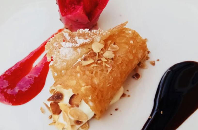 Cialda di mandorle, ricotta di capra e coulis di fichi d'india e salsa di lingotto