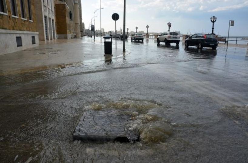 Maltempo in Puglia: bomba d'acqua su Bari, scuole chiuse a Taranto