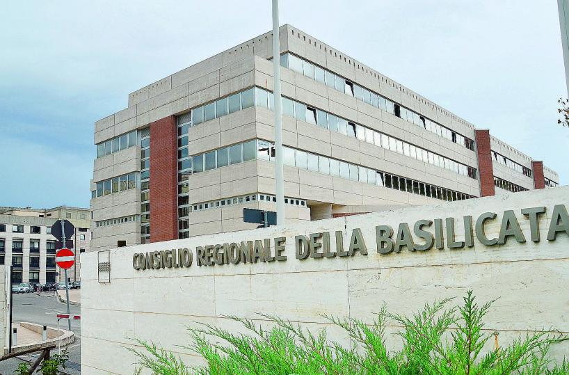 Nuova legge elettorale, ma la vecchiaresta in vigore: il pasticcio lucano