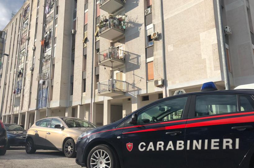 Taranto, dopo lite con la moglie getta un figlio dal balcone e ne accoltella un altro