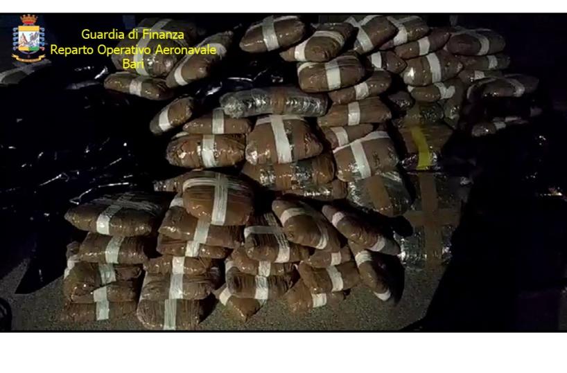 San Foca, bloccato scafo con 352 chilidi marijuana: arrestato un leccese
